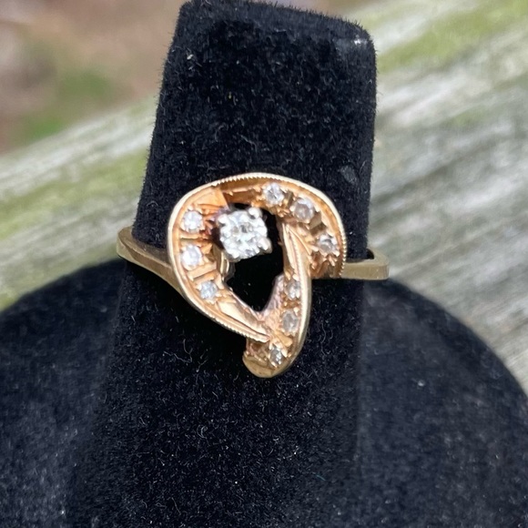 Diamond Ring. Estate piece. 14k. Total quarter carat.Beautiful unique design - Picture 3 of 7